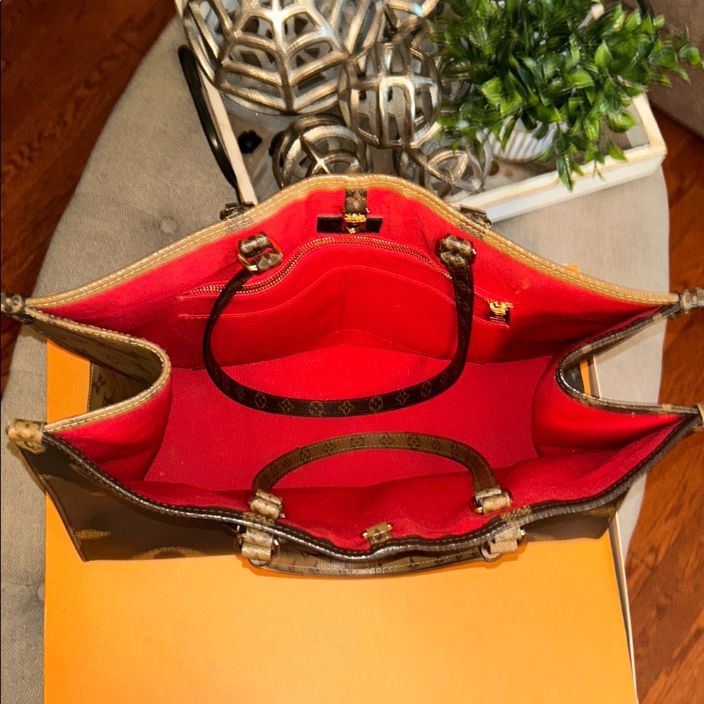 Louis Vuitton Onthego GM shoulder bag - Picture 9 of 16